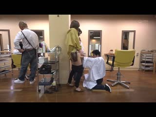 悄悄在耳边淫语诱惑的胸部紧贴夹击后宫美容室 小花暖 百永纱里奈 PPPE-098