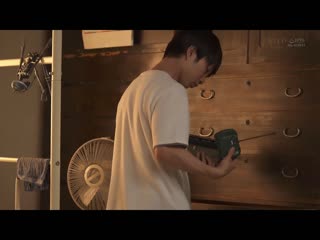 穿着清凉衣服的大嫂诱惑太过淫荡…汗流浃背流夹背持续搞着的夏天 千鹤惠麻 STARS-772