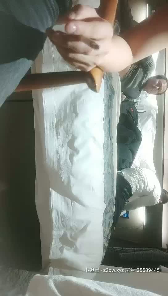 2020.12.15【探花郎李寻欢】偷拍大长腿小姐姐，手上功夫一流小姐姐被抠高潮了，啪啪连干两炮姿势不少