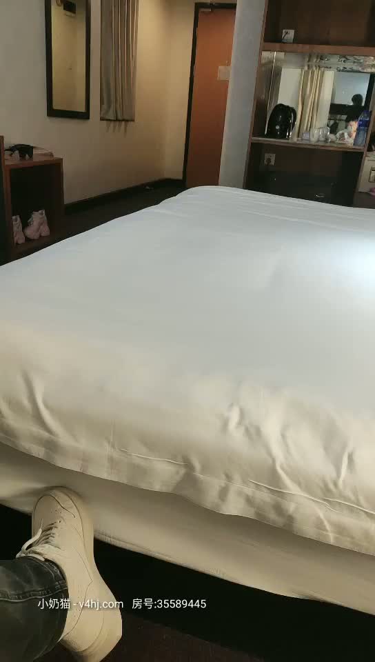 2020.11.27【探花郎李寻欢】凌晨约操极品模特，蜂腰翘臀小情侣般调情打闹，激情啪啪妹子娇喘不断