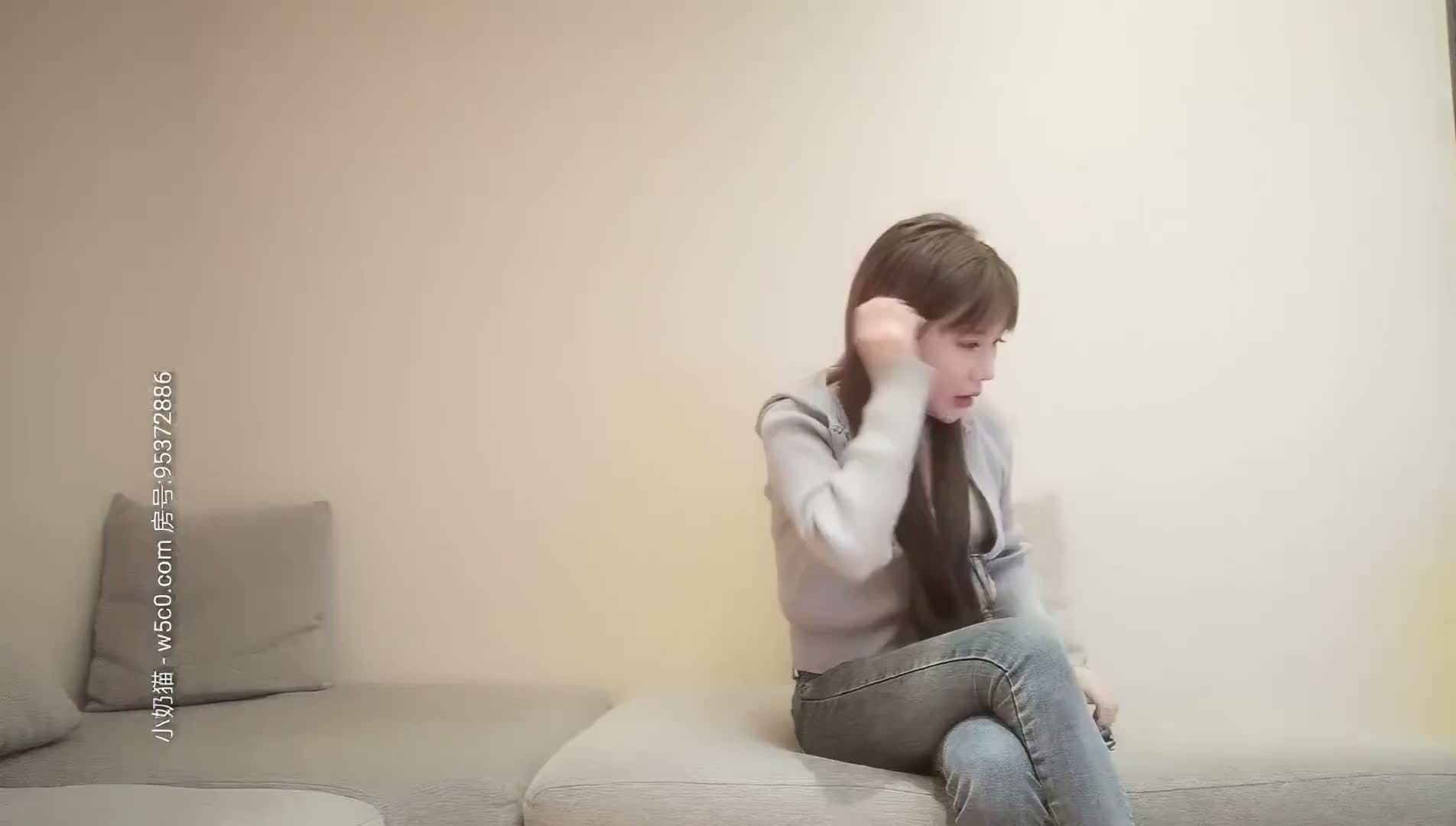 2020-10-30 小宝寻花约了个颜值不错花臂纹身牛仔裤妹子，舔弄互摸口交上位骑乘大力抽插猛操