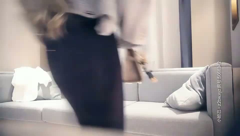 LOVE小天深夜第三场约了个肉肉身材少妇啪啪，近距离拍摄沙发上操站立后入抱起来猛操