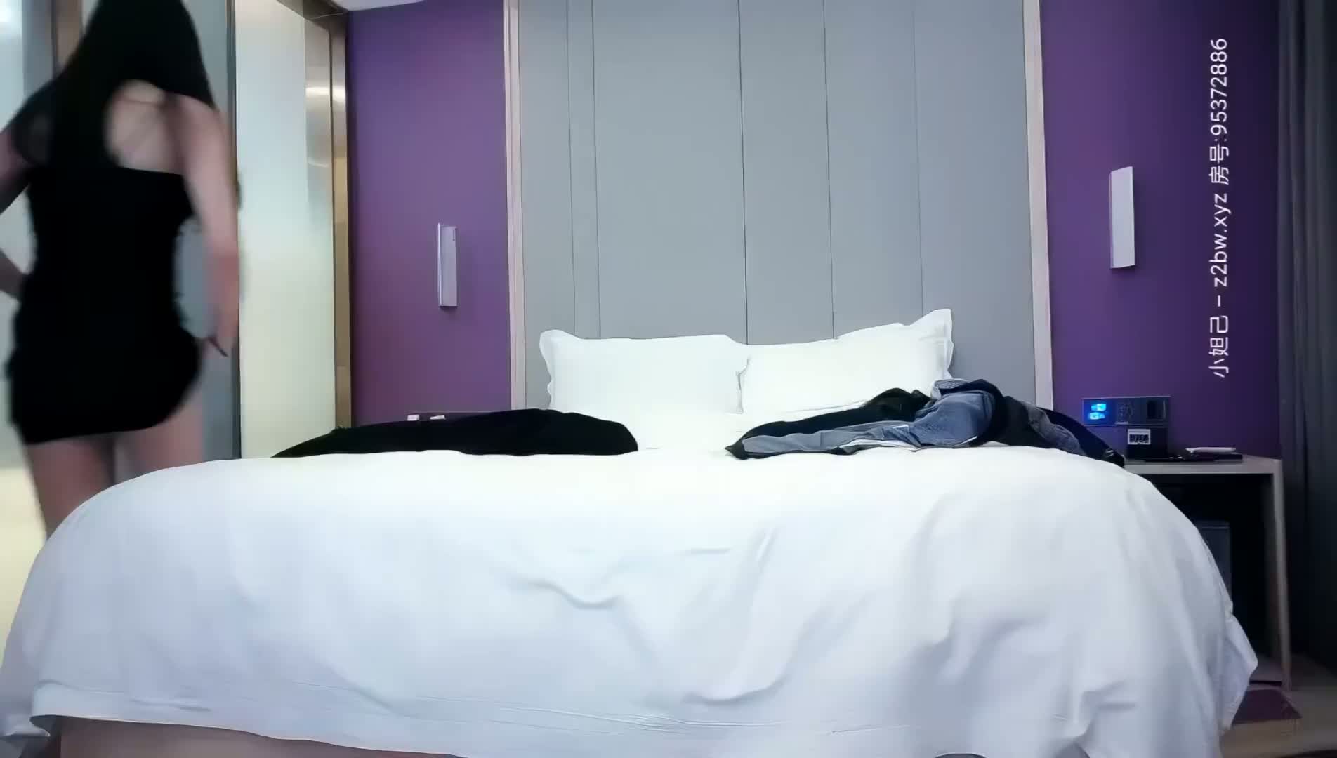 2020-12-17 小宝寻花深夜场约了个颜值不错黑衣纹身妹子，舔弄深喉口交上位骑坐自己动大力猛操_0