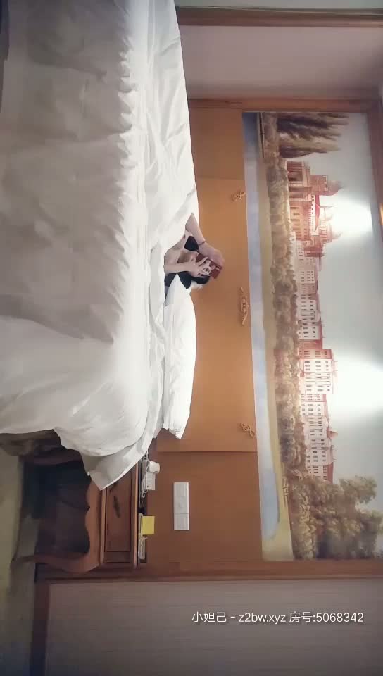 2021.1.23【男魔小天】（第二场）极品美乳小萝莉，角度专业，抠穴后入近景展示，大屌猛男干得嫩妹求饶到高潮