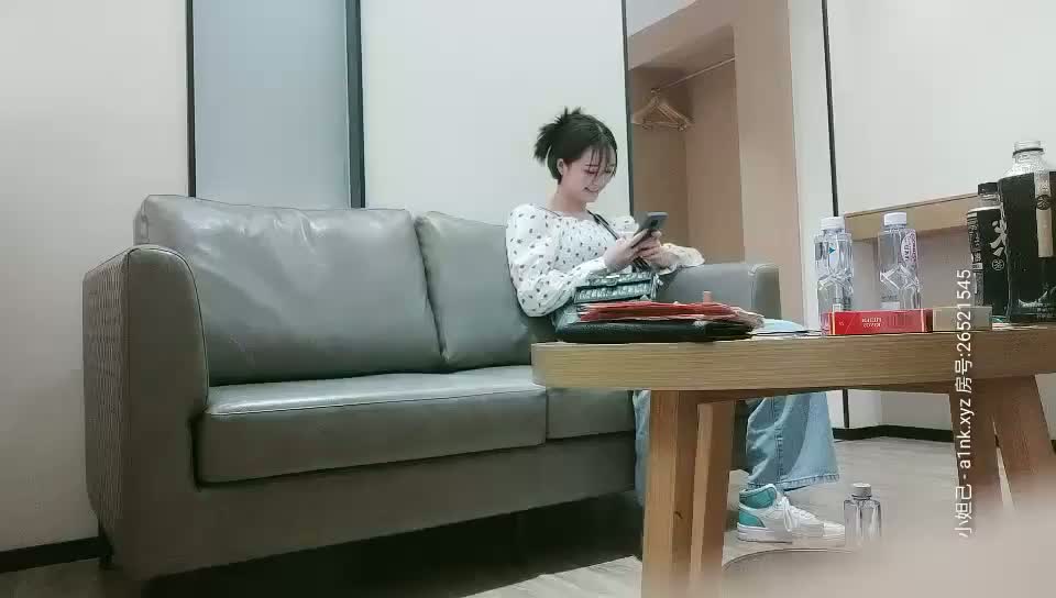 2021-4-13 91沈先森深夜场挎肩包牛仔裤，口硬大屌抹上润滑开操，侧入操的妹子嗯嗯嗯休息下再来一次