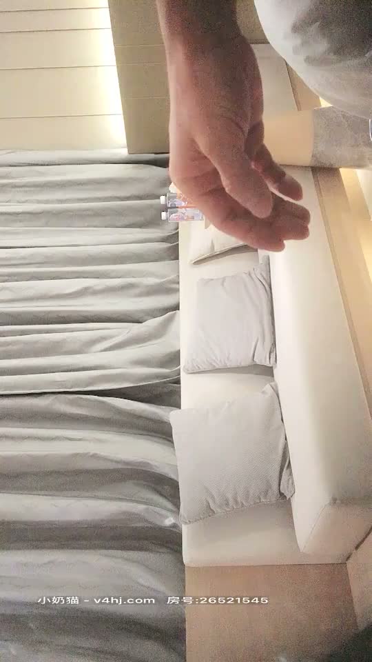 2020.11.24【91沈先生】老金深夜约操苗条00后小萝莉，粉嫩美乳鲍鱼超清晰呈现，鸳鸯浴调情残暴输出，蹂躏两炮娇喘呻吟