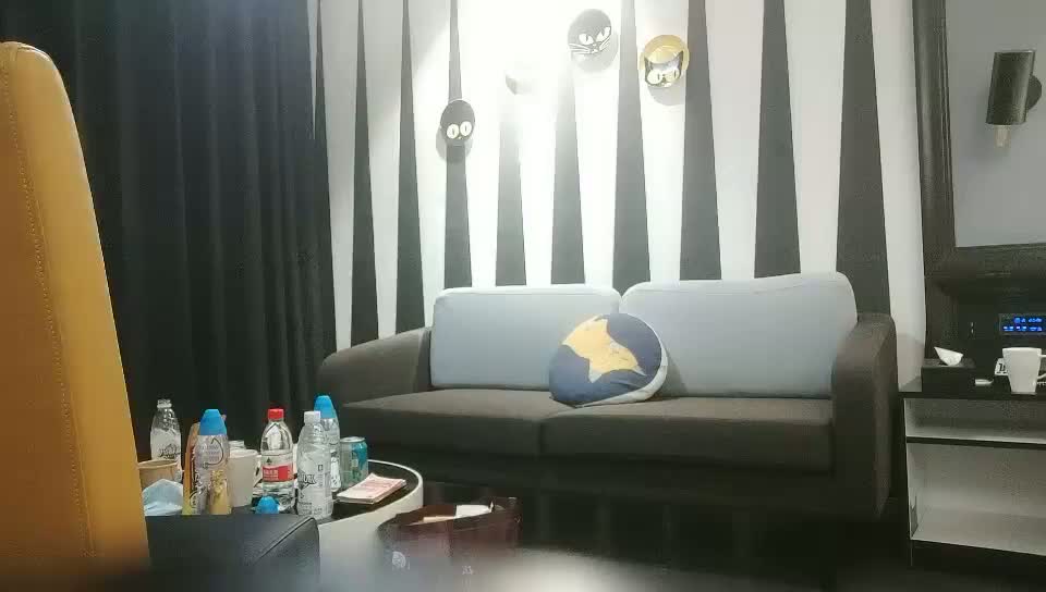 2021-6-21 91沈先森大师深夜场美腿文静妹子，深喉口交活不错，我假装被你强奸，抬起双腿猛操还疼要哭了