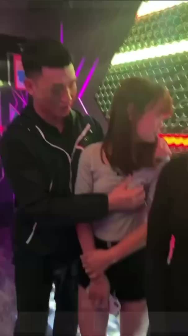 《KTV里那些事1》小姐姐们各种花样玩-V (3)
