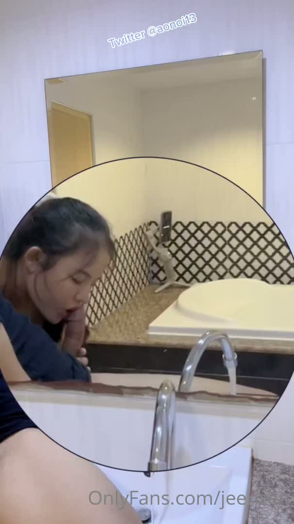 大奶女友浴室照鏡子沒有過多前戲對鏡後入_讓她看看自己騷樣多誘人_jeenzen