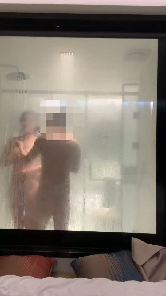 6.04女大-6.04年校花被按到浴室玻璃前操，美乳展现！